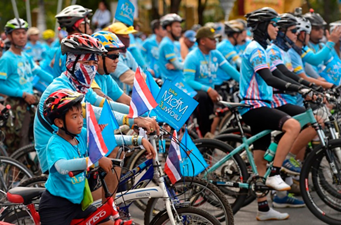 Премьер-министр Тайланда Прают Чан-Оча, члены его Кабинета с семьями на заезде "Велосипед для мамы"