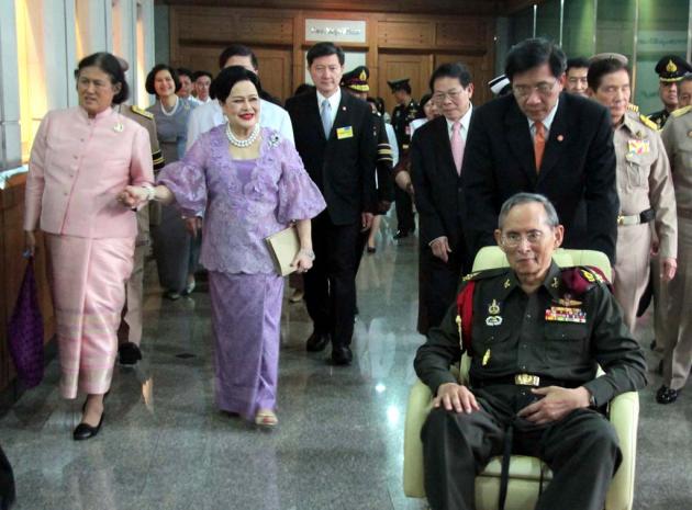 Король Таиланда покинул госпиталь в Бангкоке