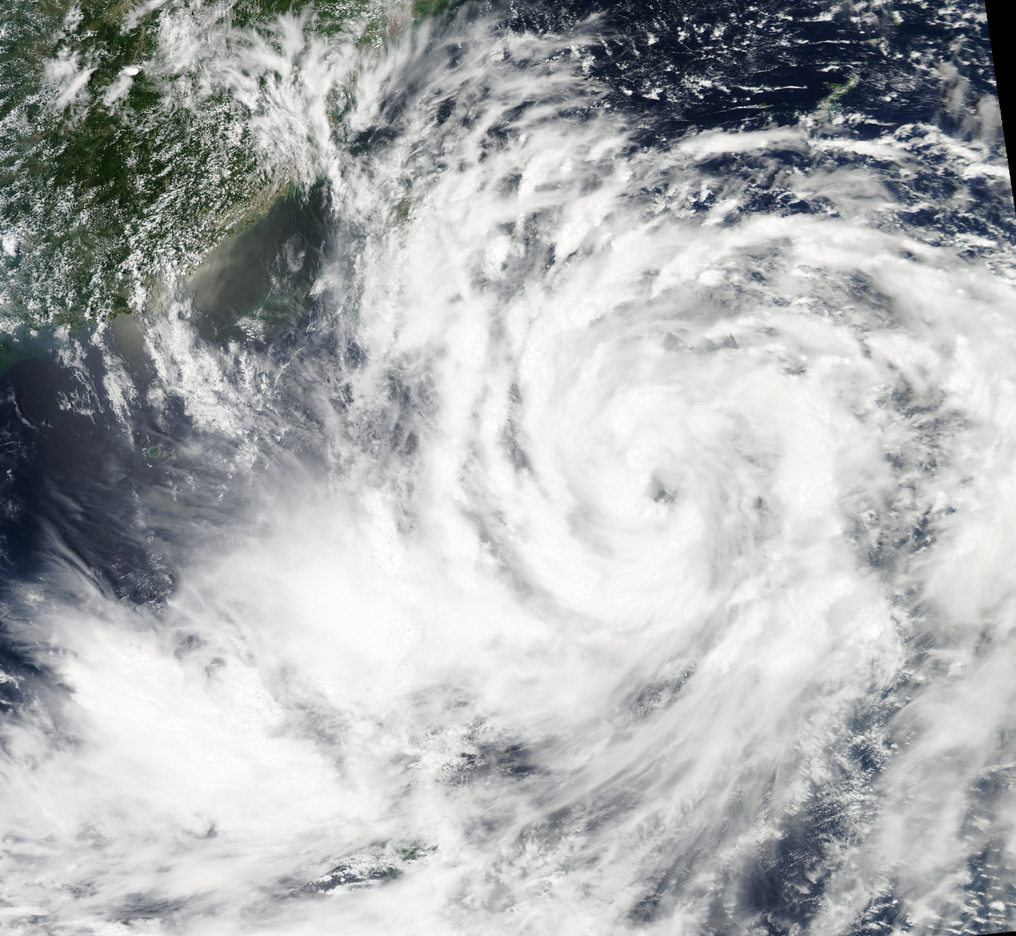 Съемка со спутника тайфуна Саола