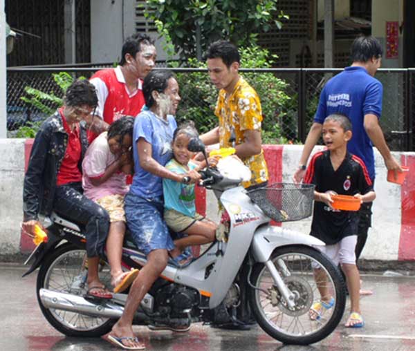 Тайские дети, как и везде в мире, ждут Новый год с нетерпением