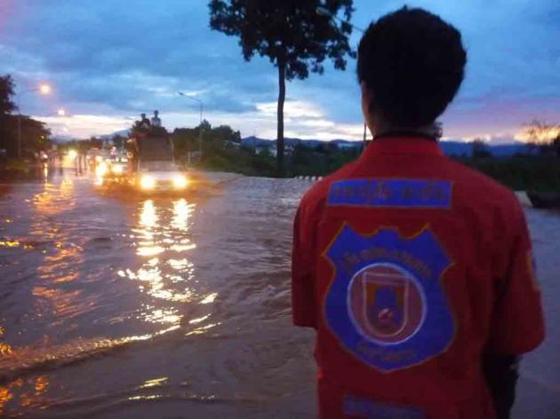 Тайфун Утор продвигается в сторону Тайланда