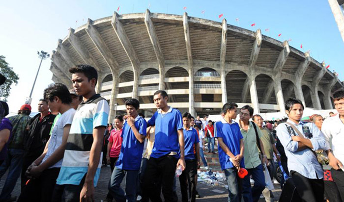 Члены Объединенного фронта покидают стадион в Бангкоке