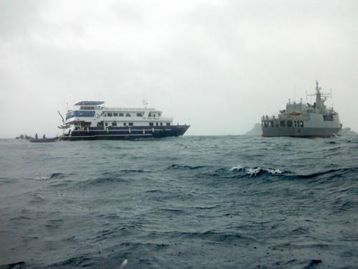 HTMS "Паттани" спасает 87 туристов на Симиланских островах