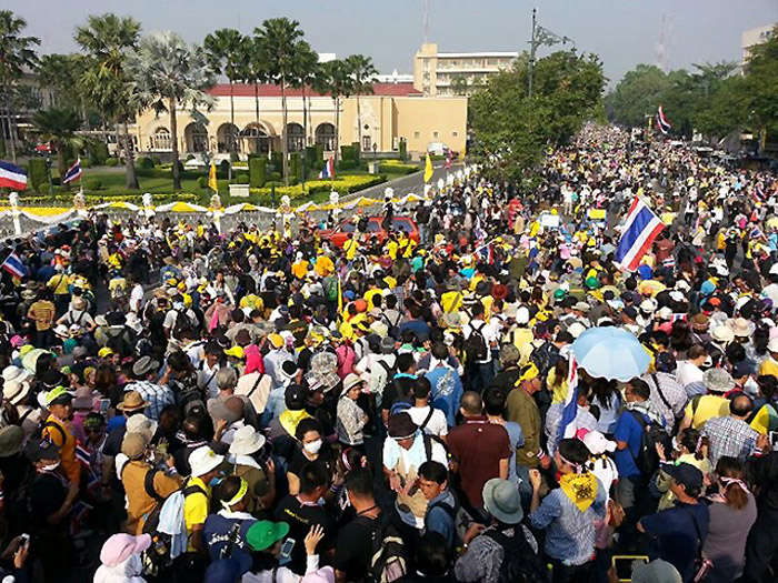 Протестующие приветственным свистом приняли решение премьер-министра о роспуске парламента