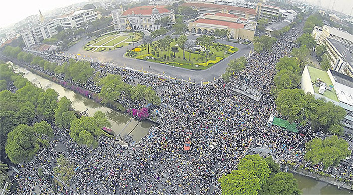 Протесты в Бангкоке продолжаются, несмотря на роспуск парламента и назначенные новые выборы