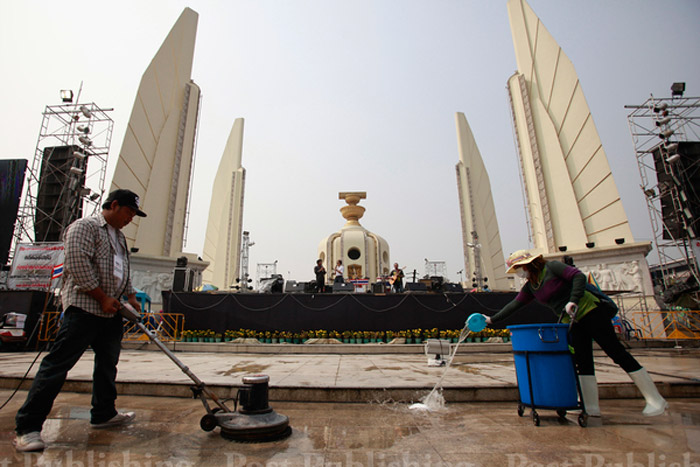 Волонтеры моют площадь перед монументом Демократии