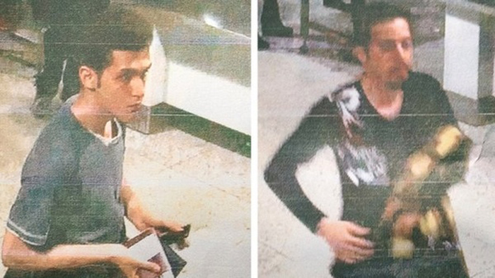 Нур Мохаммад Мердад, гражданин Ирана (слева на фото) и еще один мужчина арабской национальности проходят регистрацию на рейс МН370.