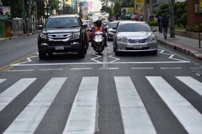 Водители должны снизить скорость на белом зигзаге перед пешеходным переходом