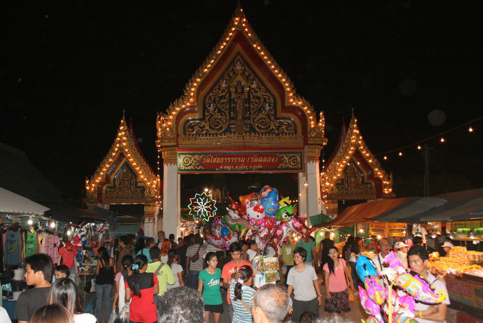 Буддийская ярмарка в храме Чалонг зимой 2014 года