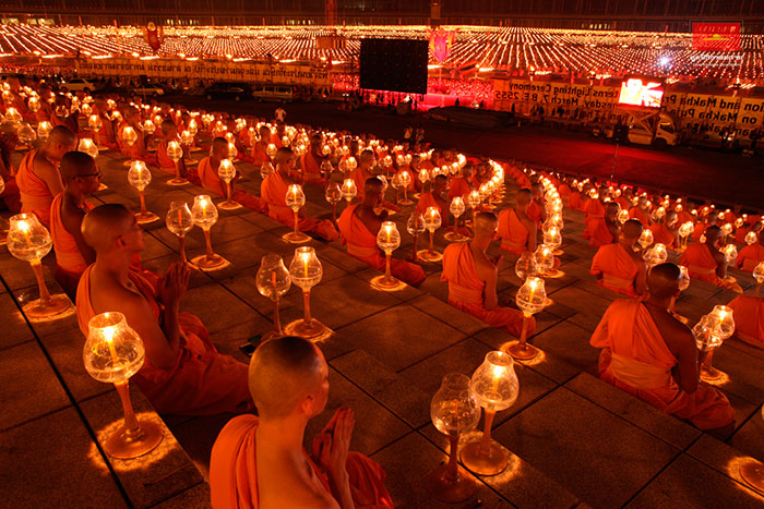 Более 100 000 свечей зажжены в храме в честь Маха Бучи