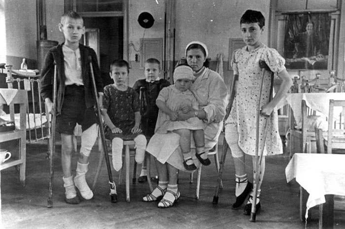 Раненые дети в институте педиатрии в Ленинграде