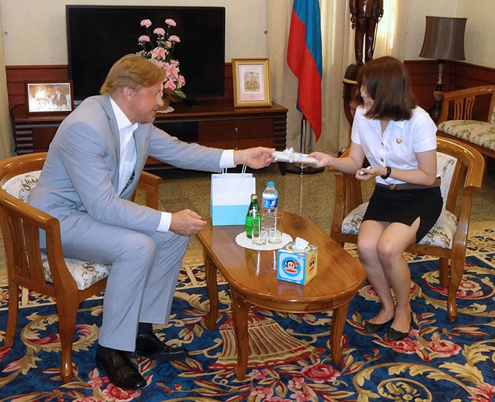 Посол России подарил тайской студентке диск с её любимым мультфильмом "Маша и медведь".