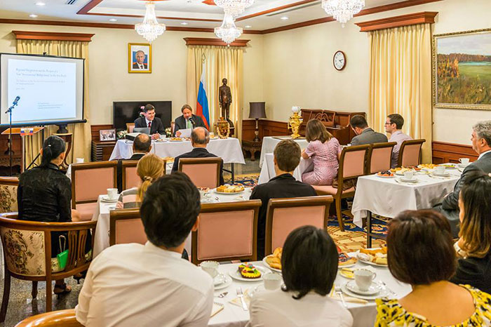 Гости Интеллектуального чая в Посольстве РФ в Тайланде — российские, тайские и иностранные учёные, студенты, репортёры СМИ, бизнесмены и политики