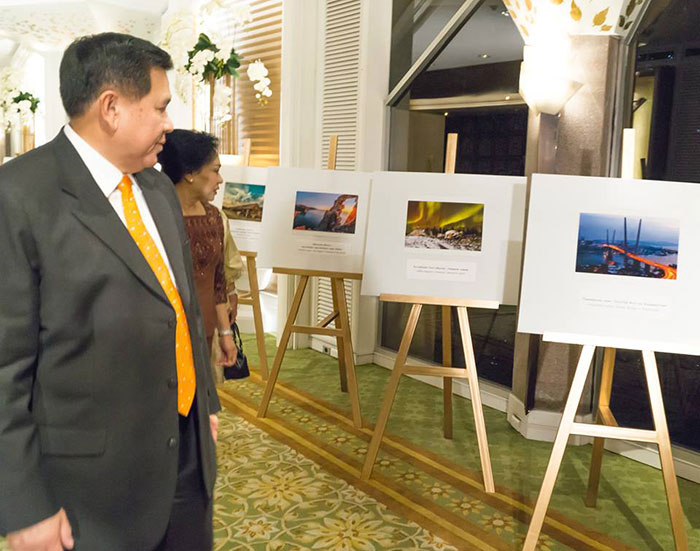 Вице-премьер Тайланда г-н Патимапрагон с супругой заинтересовался фотовыставкой о России