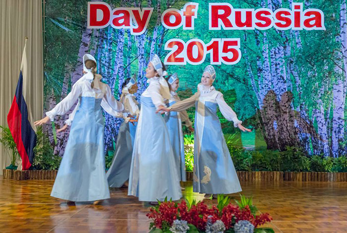Ученицы школы при Посольстве танцуют русский танец