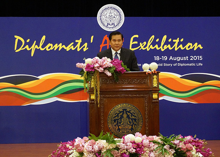 Вице-премьер-министр Тайланда г-н Патимапрагон открывает выставку "Искусство дипломатии"
