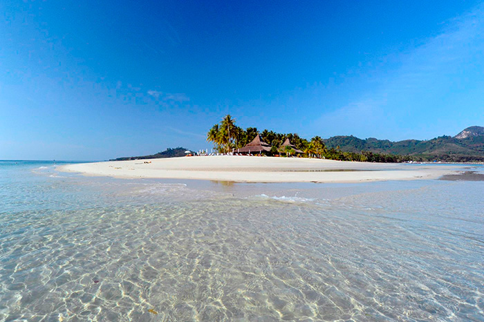Ко Мук самый близкий к материку остров. Savalai Beach Resort на восточном побережье — потрясающий вид на океан.