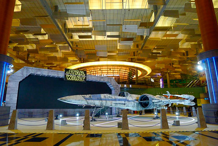 X-Wing ожидает пассажиров в терминале 3 
