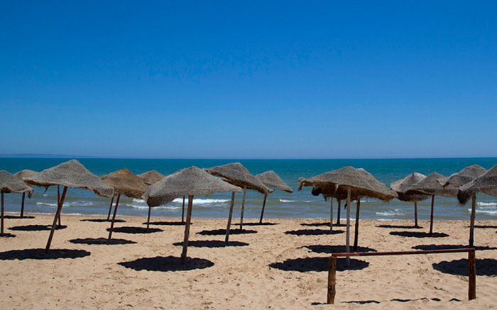 Тунис, виды пустынных пляжей некогда популярного направления