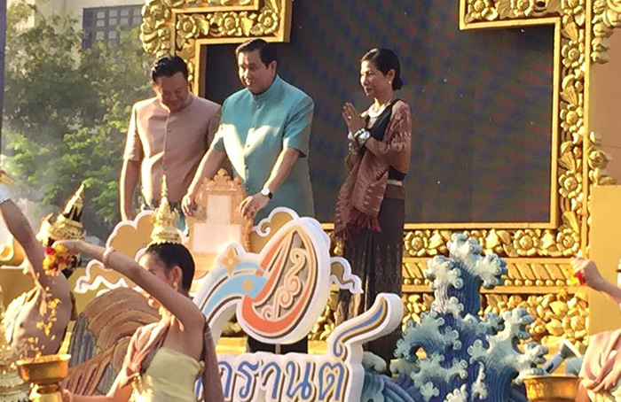 Члены Правительства Тайланда поздравили жителей Бангкока и гостей столицы в грядущим Сонгкраном
