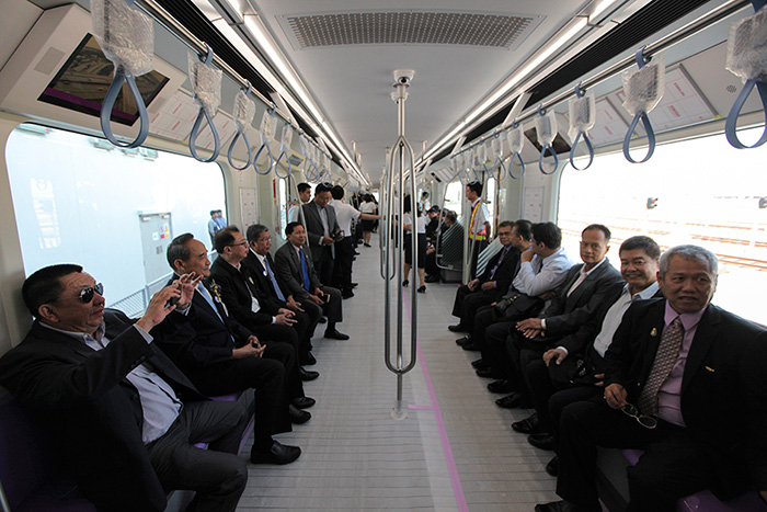 Руководители отделов Минтранса Тайланда стали первыми пассажирами тестового проезда по новому маршруту Бангкок-Нонтхабури