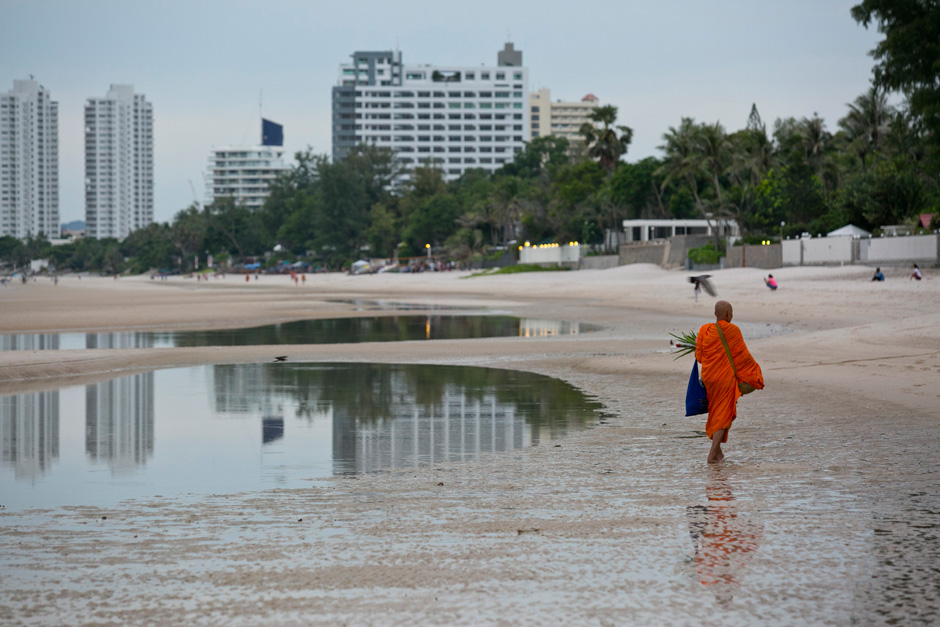 Буддийский монах на пляже Хуа Хина накануне Асаха Пуджи 18 июля