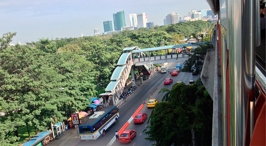 Мочит - транспортный узел: междугородние автобусы, маршрутные такси, такси и метро