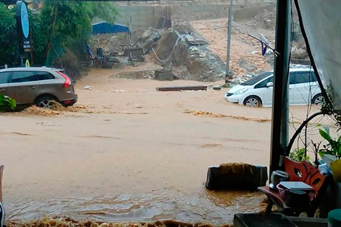 Сильное наводнение, глубина воды на Патак Роад на Кароне  - 1 метр. Фото 19.07.16