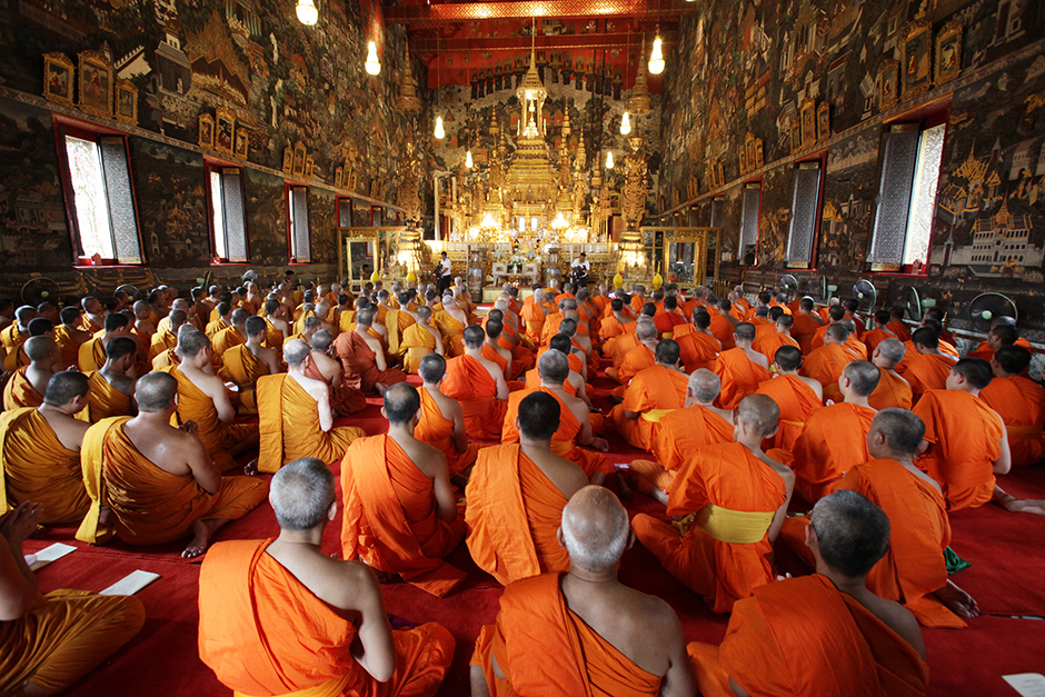 Монахи поют мантры в честь Дня Рождения Её Величества в Ват Пхра Си Раттана Сатсадарам, известного как, храм Изумрудного Будды.