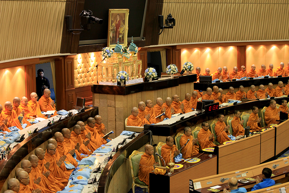 Подношения и заслуги членов Национального Собрания Тайланда буддийским монахам в честь Дня рождения королевы Сирикит.
