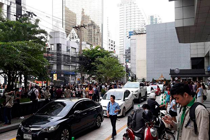 Эффект от землетрясения на Бирме - сотрудники покинули офисы на Асоке, деловом центре Бангкока