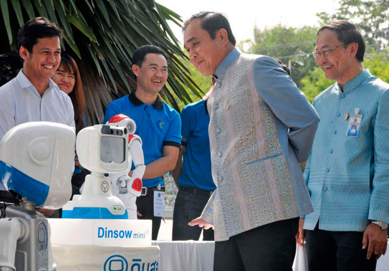 Премьер-министр Тайланда с разработчиками многофункционального робота "I Medbot"  