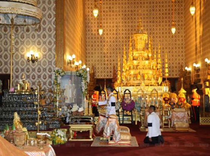 Кронпринц Таиланда Его Высочество Маха Вачиралонгкорн на триаурной церемонии в Троннос зале Дусит Маха Прасат