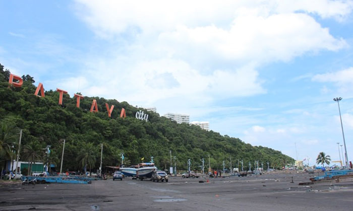 На пирсе Бали Хай начинается масштабная уборка. Фото Pattaya Mail