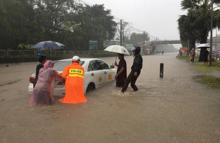 Полиция и спасатели пытаются помочь автомобилисту, попавшему в потоп. Фото 4 ноября Phuket Gazette