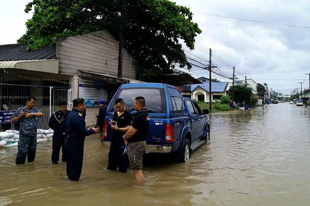Офицеры ВВС прибыли, чтобы перевести жителей в безопасные места и возвести стены из мешков с песком против наводнения. Фото Bangkok Post