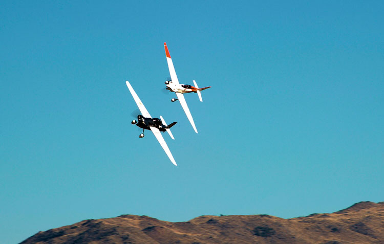 Гоночные самолёты летят со скоростью 450 км/ч в 10-ти метрах над землёй