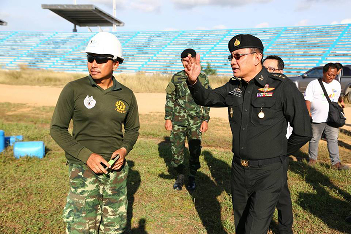 Полковник Папанан Луйянгпхануват инспектирует будущий стадион "Восточный"