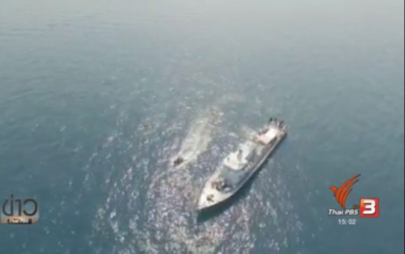 Военный катер сопровождает туристическое судно с российскими туристами с закрытого острова в Сиамском заливе