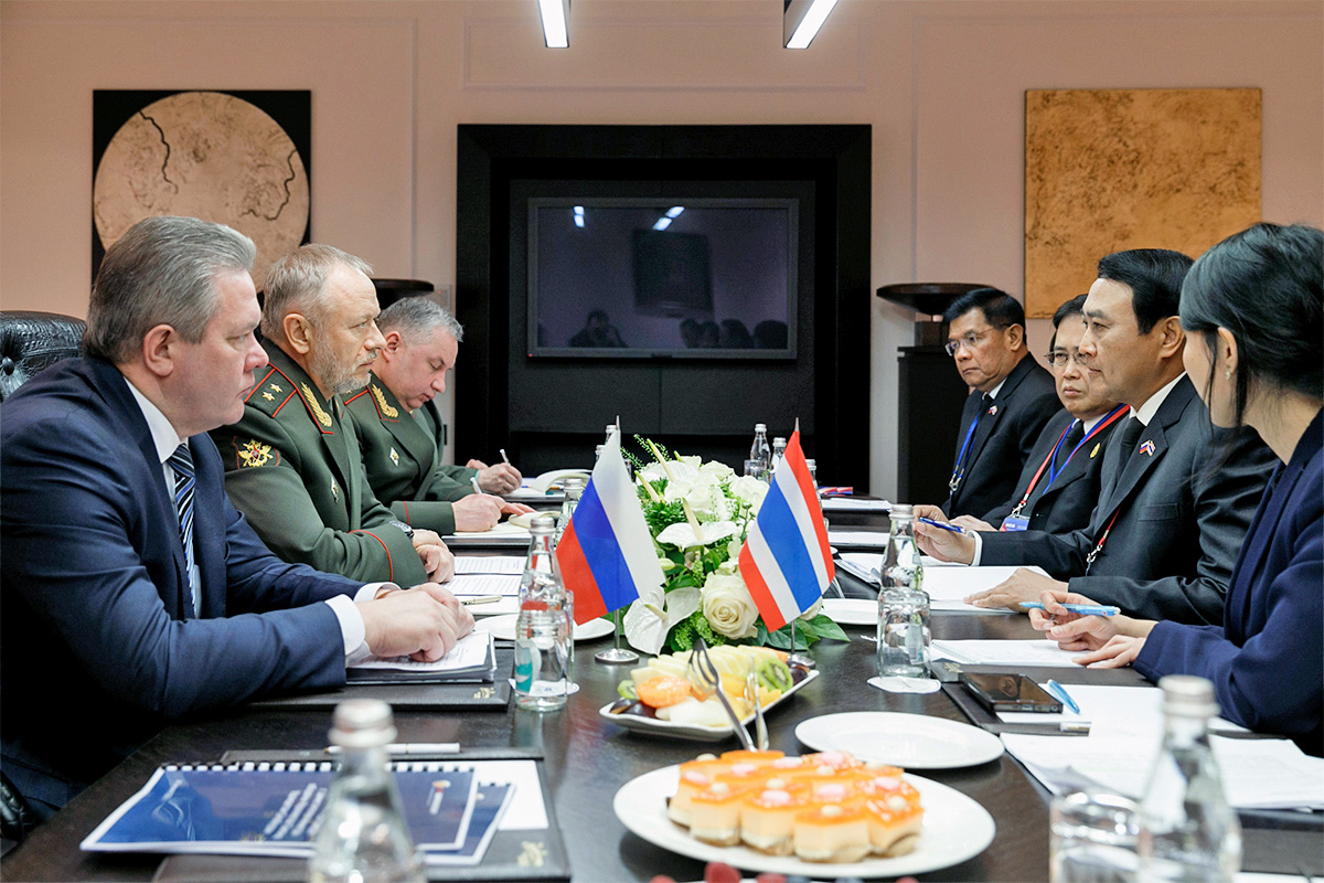 Встреча замминистра обороны РФ генерала Александра Фомина с замминистром обороны Тайланда генералом Удомдетом Ситабутом 