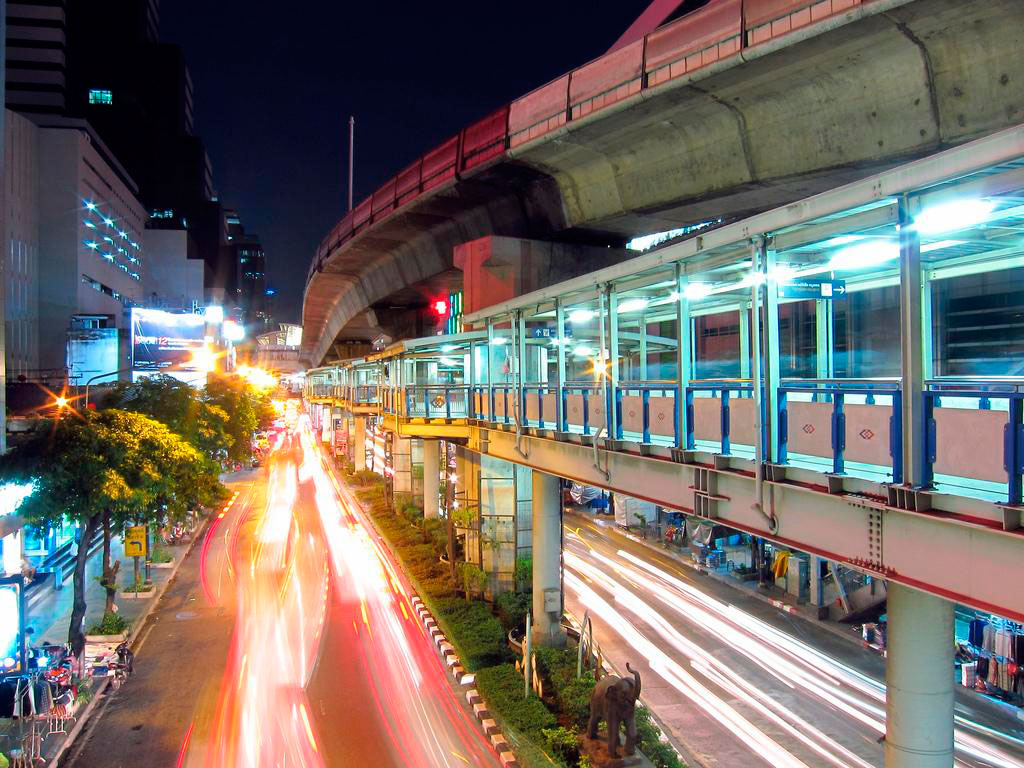 Улица Силом в Бангкоке, где провода демонтированы под землю