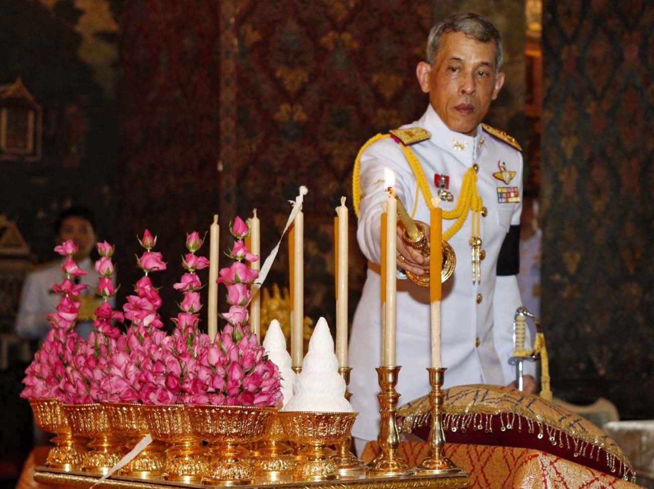 Его Величество Маха Вачиралонгкорн король Таиланда совершает церемонию заслуг в день Асаха Пуджи. Фото The Nation