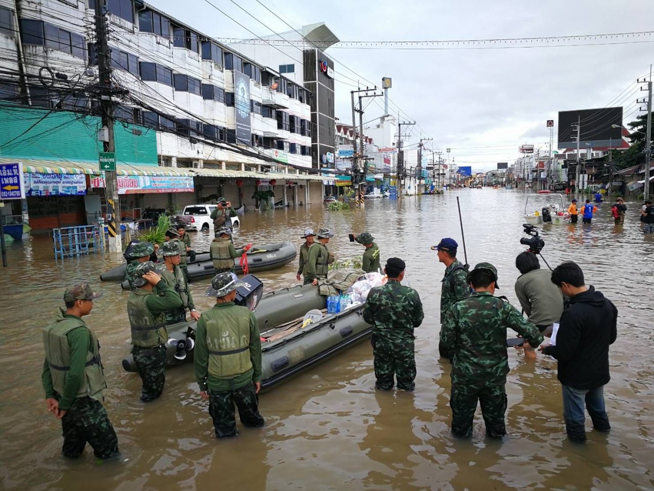 Военные офицеры отправляются, чтобы помочь в эвакуации местных жителей в Сакон Накхоне. Фото The Nation 28.07.2017