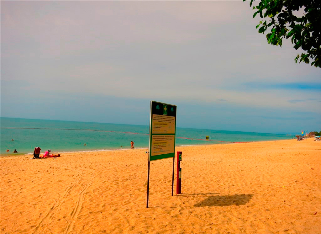 Предупреждающий знак и уксусная станция на пляже Лами Ванта на Самуи. Фото Камил Лемменс