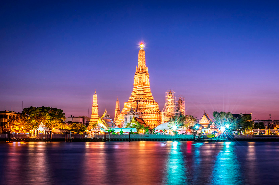 Ват Арун - Храм Рассвета, входит в тройку самых знаменитых храмов Бангкока