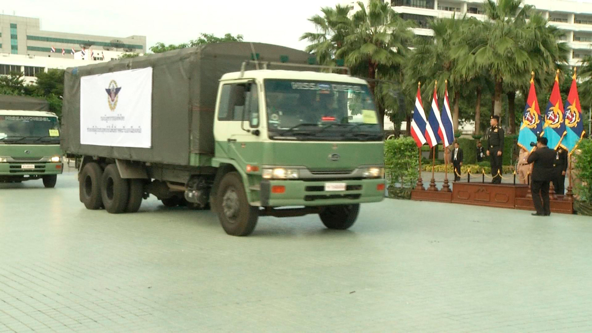 Караван с гуманитарной помощью отправляется из Бангкока в северо-восточный регион страны