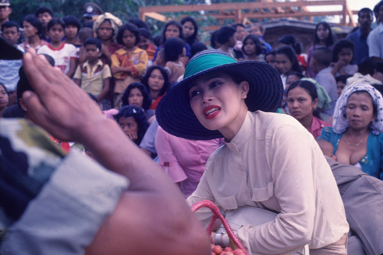 Её Величество Королева Таиланда Сирикит в одной из своих поездок по стране. Фото конца 60-х