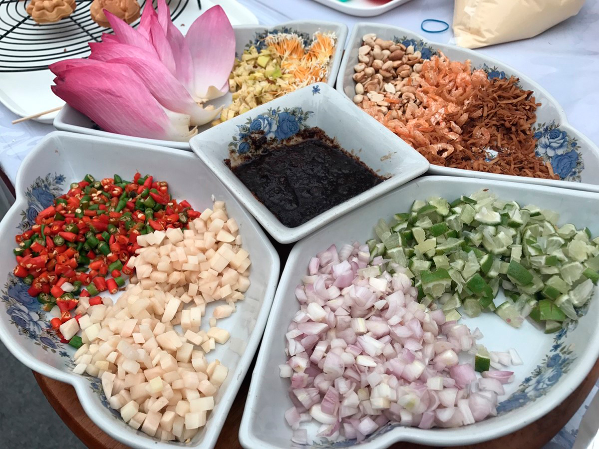 Лотосовые ингредиенты для салатов, десертов и горячих блюд тайской кухни. Фото NNT