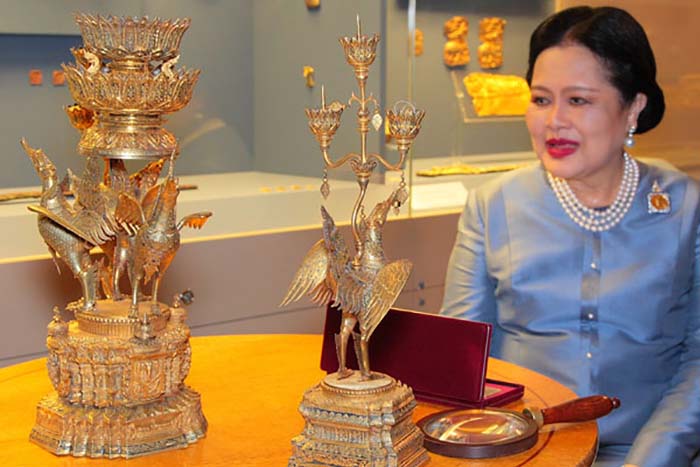 Её Величество Королева Таиланда Сирикит в Петергофском дворце во время официального визита в Россию в июле 2007 года. Фото МИД Таиланда