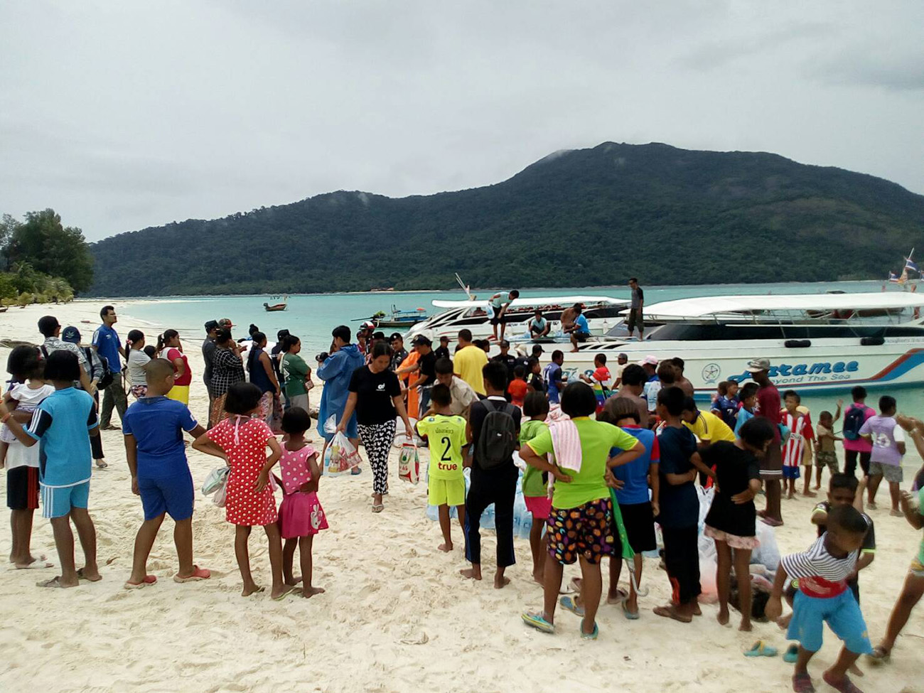 В понедельник 14 августа на Ко Липе прибыла гуманитарная помощь для жителей острова, пострадавших от наводнения